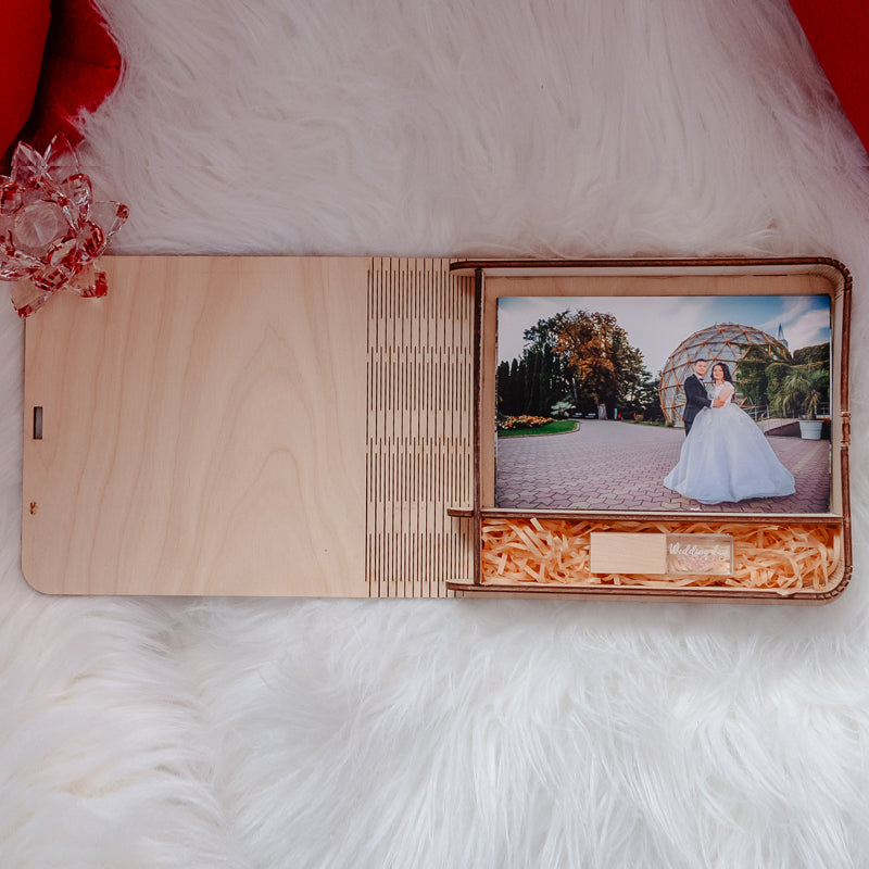 Cutie din lemn pentru stick și poze 10/15 cm, model carte