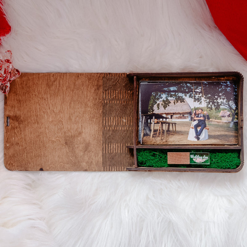 Cutie din lemn pentru stick și poze 10/15 cm, model carte