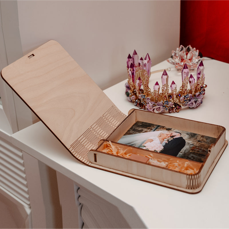 Cutie din lemn pentru stick și poze 10/15 cm, model carte